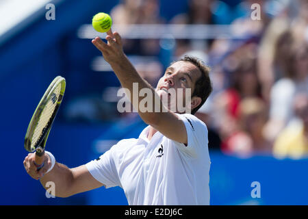 Eastbourne, Regno Unito. 19 giugno 2014. Richard Gasquet della Francia serve contro Martin Klizan della Slovacchia nelle loro singole corrisponde al giorno quattro del Aegon International in Devonshire Park, Eastbourne. Credito: MeonStock/Alamy Live News Foto Stock