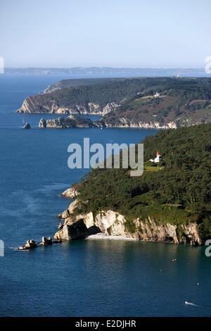 Francia Finisterre Mare Iroise Armorica Parco Naturale Regionale Presqu'ile de Crozon Crozon Morgat la Pointe de Morgat (vista aerea) Foto Stock