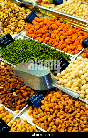 Vendita di dadi sul Mercat de Sant Josep de la Boqueria a Barcellona, Spagna Foto Stock