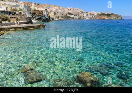 Spiaggia Kymata guardando verso il Vaporia area di Syros Città, Syros Island, Cicladi Grecia Foto Stock