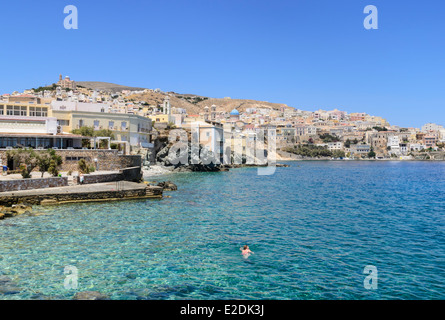 Spiaggia Kymata guardando verso il Vaporia area di Syros Città, Syros Island, Cicladi Grecia Foto Stock