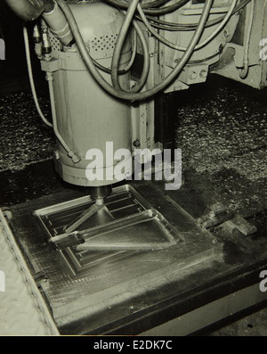 Questa immagine raffigura i lavoratori dello stabilimento Convair/General Dynamics, coinvolti nella produzione di aeromobili sia per uso militare che civile. L'azienda era leader nella produzione di aeromobili, contribuendo alla progettazione e alla produzione di numerosi aerei, tra cui jet da caccia e aerei di linea commerciali. Foto Stock