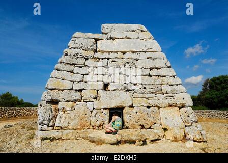 Spagna Baleari Menorca la naveta d'Es Tudons vicino a Ciutadella megalitico di tomba a camera caratterizzata dalla sua forma di scafo Foto Stock