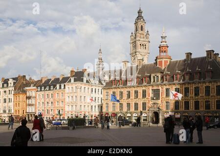 Francia, Nord, Lille, la Place du General de Gaulle o Grand Place con torre campanaria della Camera di Commercio e Industria (CCI) Foto Stock