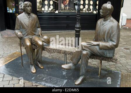 In Irlanda la contea di Galway Galway Connemara statua di Oscar Wilde e Eduard Wilde Foto Stock