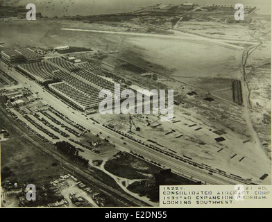 Questa immagine raffigura il personale dello stabilimento Convair/General Dynamics, evidenziando il loro contributo alla produzione aerospaziale. Questi operai furono determinanti nella produzione di aerei che modellarono sia l'aviazione militare che quella civile durante la metà del XX secolo. Foto Stock