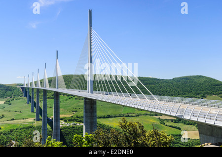 Il viadotto di Millau, un cavo-alloggiato ponte vicino alla città di Millau nel sud della Francia Foto Stock
