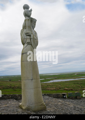 Nostra Signora delle isole statua sulle pendici occidentali di Ruabhal in nord sud Uist Ebridi Esterne Foto Stock