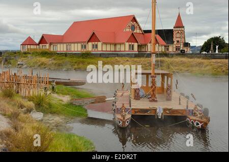 Nuova Zelanda Isola del nord Baia di Planty regione Rotorua il villaggio Maori di Ohinemutu vicino a Rotorua e St fede Anglicana del Foto Stock