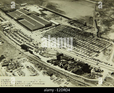 Questa immagine dello stabilimento Convair/General Dynamics raffigura il processo di produzione degli aeromobili, evidenziando il lavoro dei dipendenti negli anni '1950 e '1960 La compagnia ha svolto un ruolo fondamentale nello sviluppo di aerei militari e civili durante questo periodo. Foto Stock