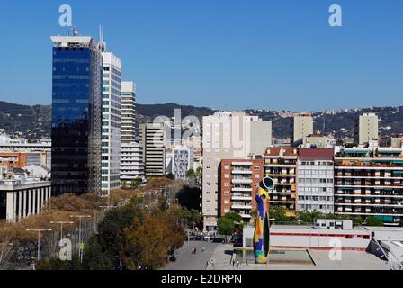 Spagna Catalogna Barcellona Joan Miro park e Miro scultura donna e uccello Dona i ocell visto dalla terrazza sul tetto del carrello Foto Stock