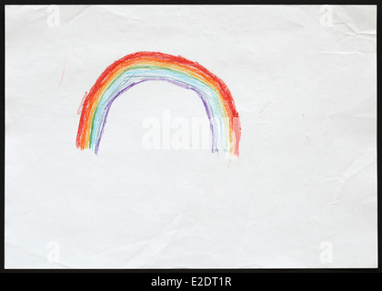 Bambino originale del disegno di un arcobaleno disegnato da una bambina di cinque anni. Foto Stock