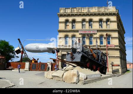 Nuova Zelanda, Isola del Sud, regione di Otago, Oamaru è un centro urbano sul lungomare con ben conservati edifici vittoriani dal 1880, steampunk HQ galery aggiunge uno strato di stravagante per la città è affascinante patrimonio dell'ambiente. Gli steampunk, precedentemente un genere letterario, è diventato uno stile di vita, un retro-futurista basato sulla tecnologia del XIX secolo con l'avvento del vapore, e l'estetica di Jules Verne e HG Wells Foto Stock