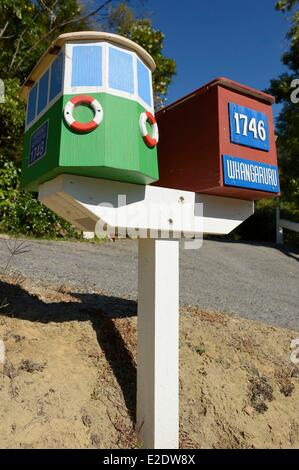 Nuova Zelanda, Isola del Sud, regione di Marlborough, letter box sulla Queen Charlotte Drive, tra Havelock e Picton Foto Stock