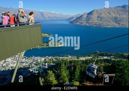 Nuova Zelanda, Isola del Sud, regione di Otago, Queenstown sul bordo del lago Wakatipu, è conosciuto in tutto il mondo per la sua attività di avventura (Lo sci e lo snowboard, il jet boating, whitewater rafting, bungy jumping, mountain bike, skateboard, tramping, parapendio, sky diving), vista panoramica sulla città dalla cima della cabinovia e il Remarkables in background Foto Stock