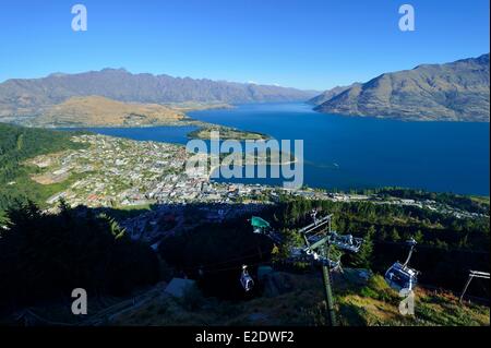 Nuova Zelanda, Isola del Sud, regione di Otago, Queenstown sul bordo del lago Wakatipu, è conosciuto in tutto il mondo per la sua attività di avventura (Lo sci e lo snowboard, il jet boating, whitewater rafting, bungy jumping, mountain bike, skateboard, tramping, parapendio, sky diving), vista panoramica sulla città dalla cima della cabinovia e il Remarkables in background Foto Stock