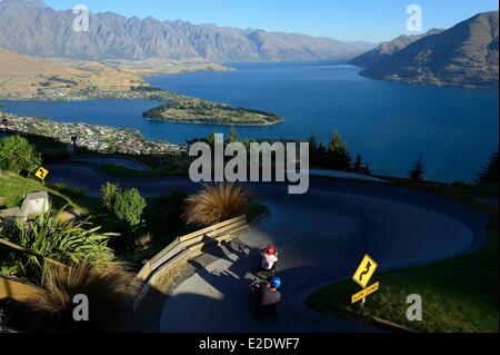 Nuova Zelanda, Isola del Sud, regione di Otago, Queenstown sul bordo del lago Wakatipu, è conosciuto in tutto il mondo per la sua attività di avventura (Lo sci e lo snowboard, il jet boating, whitewater rafting, bungy jumping, mountain bike, skateboard, tramping, parapendio, sky diving), vista panoramica sulla città dalla cima della cabinovia e il Remarkables in background Foto Stock