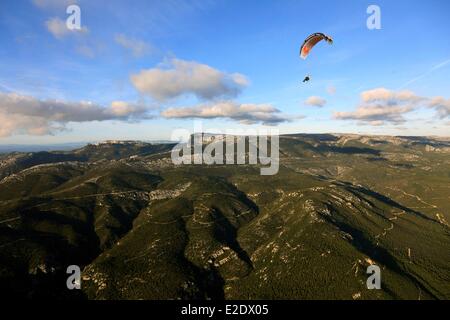 Francia Bouches du Rhone la Sainte Baume massiccio ultraleggero flying paramotor o powered parapendio (vista aerea) Foto Stock