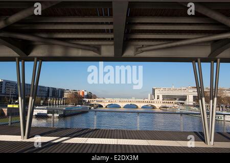 Francia Paris Bibliotheque Nationale de France (BNF)-Tolbiac Nord distretto vista verso ponte di Bercy dalla zona pedonale Foto Stock