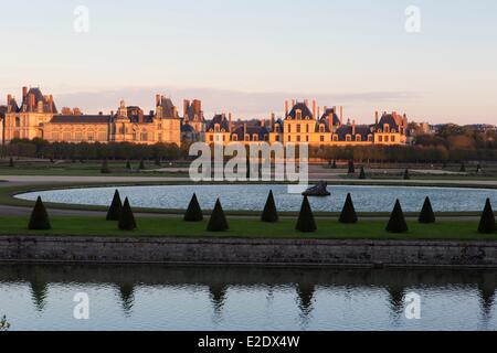 Francia Seine et Marne Fontainebleau il castello reale elencati come patrimonio mondiale dall' UNESCO vista dal Grand Parterre Gardens Foto Stock