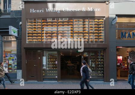 Paesi Bassi Amsterdam Street Leidse ( Leidsestraat) nel centro della città d'aste di formaggio formaggio rotondo in vetro anteriore Foto Stock