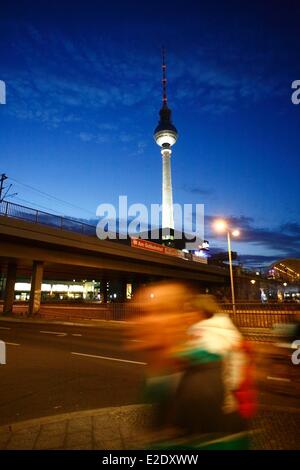 Germania Berlin Mitte la torre della televisione nei pressi di Alexanderplatz Foto Stock