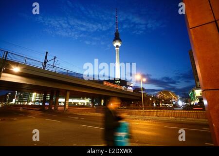 Germania Berlin Mitte la torre della televisione nei pressi di Alexanderplatz Foto Stock
