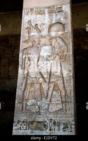 - Rilievo del dio Osiride nel cortile del Sethi I Temple (1306-1290 a.C.) in Abydos. Foto Stock