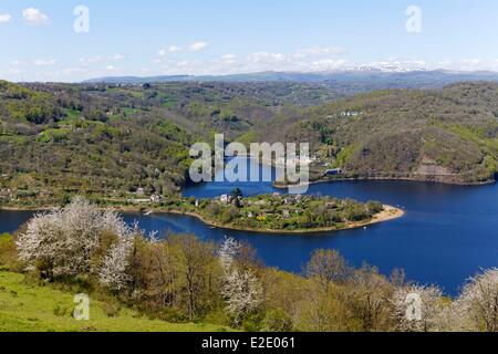 Francia Aveyron Gorges de la Truyere Truyere Gorges Laussac penisola di Sarrans sequestro sullo sfondo le montagne del Cantal Foto Stock