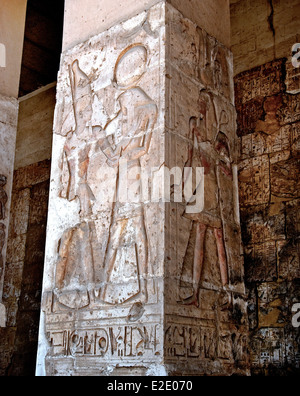 - Rilievo del dio Osiride nel cortile del Sethi I Temple (1306-1290 a.C.) in Abydos. Foto Stock