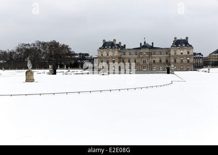 Francia Paris garden e il Palais du Luxembourg durante il periodo invernale le Senat (Senato francese) Foto Stock