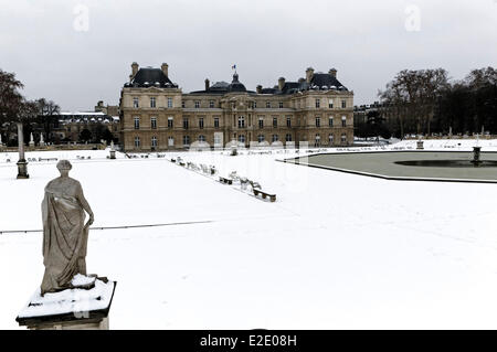 Francia Paris garden e il Palais du Luxembourg durante il periodo invernale le Senat (Senato francese) Foto Stock