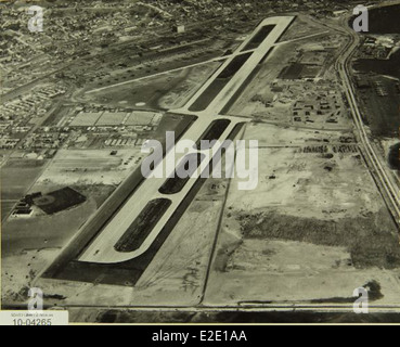 Questa immagine raffigura lo stabilimento Convair/General Dynamics e il personale coinvolto nella produzione di aeromobili durante la metà del XX secolo. L’impianto ha svolto un ruolo fondamentale nello sviluppo di aeromobili militari e commerciali, contribuendo alla crescita dell’industria aerospaziale. Foto Stock