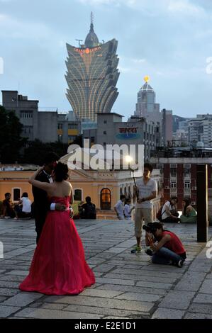 Cina Macao centro storico sono classificati come patrimonio mondiale dall' UNESCO wedding fotos sulla scala del rudere di San Paolo Foto Stock