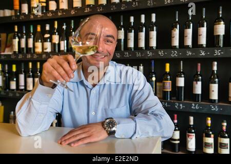Svizzera Canton Vaud Lausanne Winebar Midi 20 Sofiane Ghanem Foto Stock