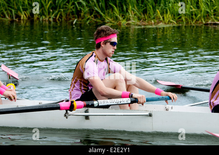 Cambridge può dossi, un Churchill College maschile di otto rower vogatore per l'inizio di una corsa Foto Stock