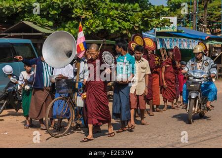 Myanmar (Birmania) Bago division Bago street market cerimonia di donazione Foto Stock