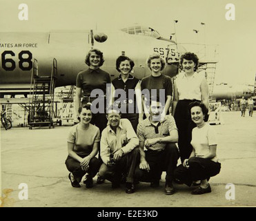 Questa immagine raffigura lo stabilimento Convair/General Dynamics e il personale durante gli anni '1960 La struttura ha svolto un ruolo chiave nella produzione di tecnologia aerospaziale, contribuendo a vari progetti di aeromobili e difesa. Foto Stock