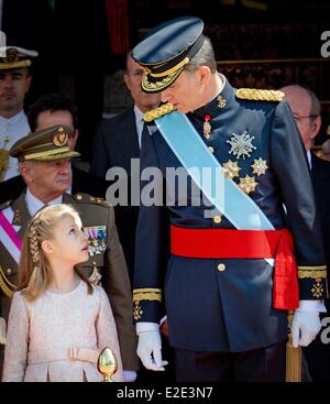 Madrid, Spagna. 19 giugno 2014. Il re Filippo VI e la Principessa Leonor lasciare dopo la proclamazione cerimonia presso il Parlamento europeo Casa inferiore, a Madrid, Spagna, 19 giugno 2014. Re spagnolo Felipe vi è stato ufficialmente proclamato re. Foto: Patrick van Katwijk PAESI BASSI E LA FRANCIA - nessun filo SERVICE -/dpa/Alamy Live News Foto Stock