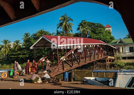 Myanmar (Birmania) Yangon divisione Irrawady Yangon (Fiume Ayeyarwady) Pansodan molo passeggeri sbarcare sul traghetto per attraversare Foto Stock