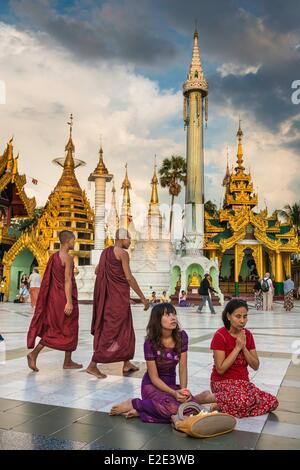 Myanmar (Birmania) divisione di Yangon Yangon distretto di Kandawgyi Shwedagon pagoda preghiera buddista Foto Stock