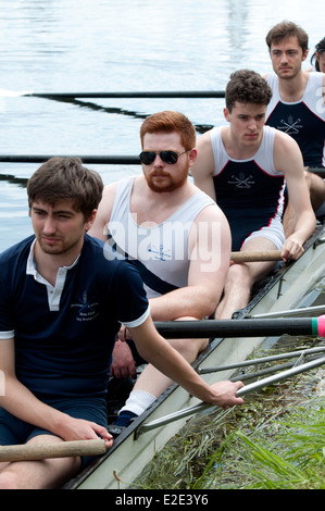 Cambridge può dossi, un Homerton college maschile di otto prima di una gara Foto Stock