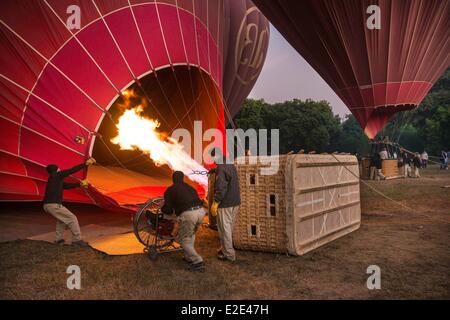 Myanmar (Birmania) Divisione Mandalay Bagan preparazione del palloncino per il sondaggio della ex capitale storica con Foto Stock