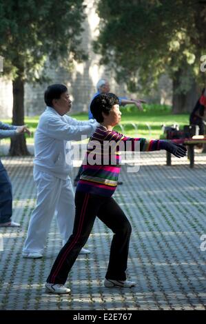 Cina, Pechino, Distretto di Chongwen, Tiantan park elencati come patrimonio mondiale dall' UNESCO, mattina Tai Chi Foto Stock