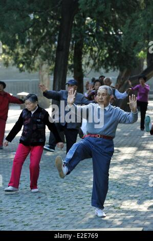 Cina, Pechino, Distretto di Chongwen, Tiantan park elencati come patrimonio mondiale dall' UNESCO, mattina Tai Chi Foto Stock