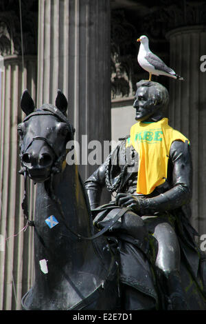 Glasgow, Scotland, Regno Unito. 19 giugno 2014. L'iconico Duca di Wellington statua scambia il suo tradizionale cono stradale hat per un cheeky "chiunque ma Inghilterra " sostenitori football shirt durante la Coppa del Mondo di credito: ALAN OLIVER/Alamy Live News Foto Stock