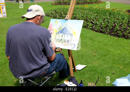 Un artista pittura nel parco Foto Stock