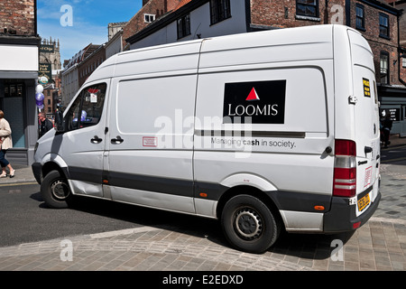 Furgone di sicurezza Loomis parcheggiato nel centro città di York North Yorkshire Inghilterra Regno Unito Gran Bretagna Foto Stock