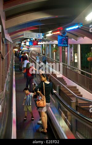 Cina, Hong Kong, le scale mobili che portano al quartiere di Soho, il più lungo del mondo al di fuori di escalator Foto Stock