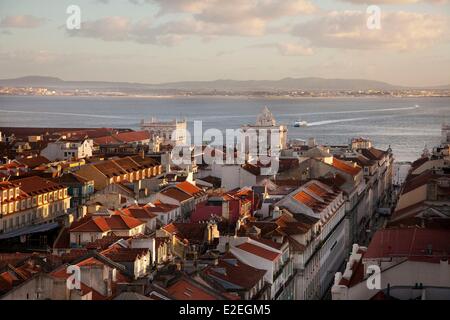 Il Portogallo, Lisbona, Rua Aurea e Rua Augusta's Arch, con il fiume Tago Foto Stock